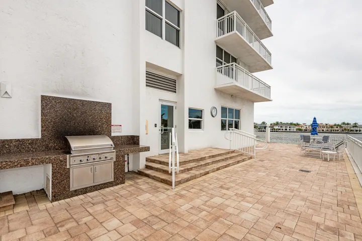 OUTDOOR GRILLING AREA