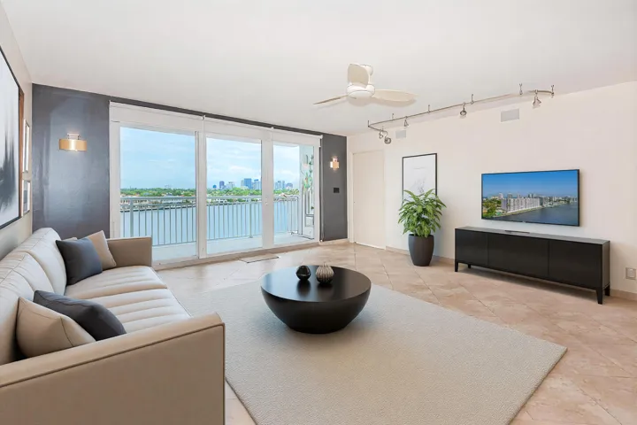 2-707 -LIVING SPACE