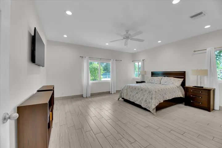 20-2633 NE 3rd Avenue-20
