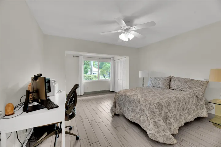 30-2633 NE 3rd Avenue-30