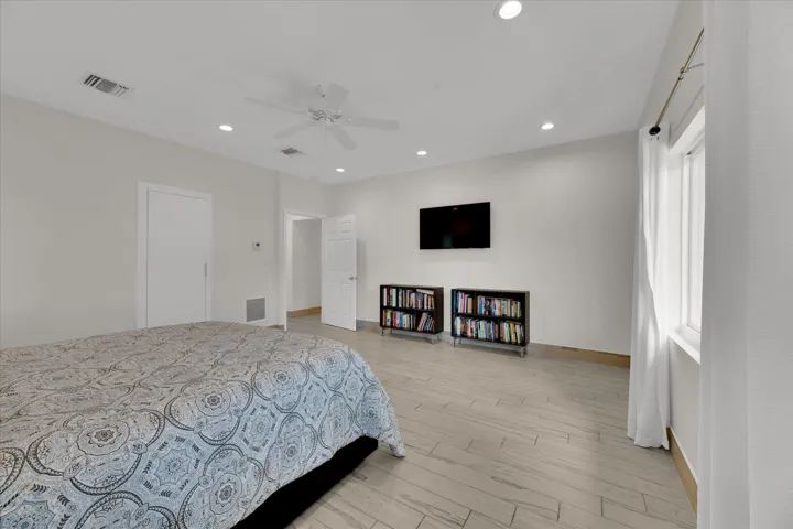 23-2633 NE 3rd Avenue-23