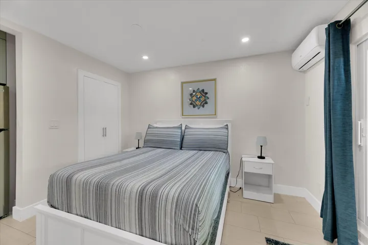50-2633 NE 3rd Avenue-50