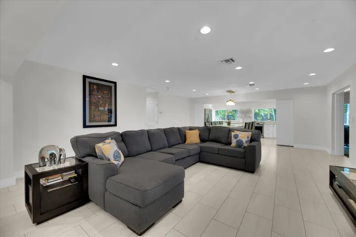 06-2633 NE 3rd Avenue-6
