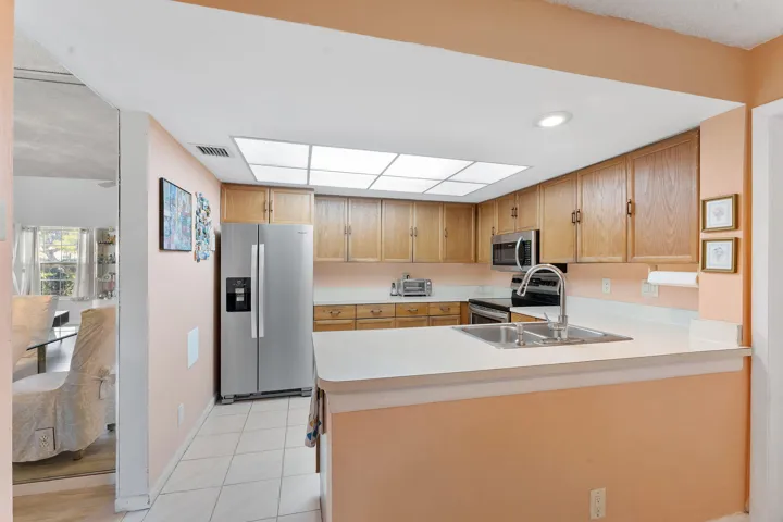 Open kitchen & stainless appliances