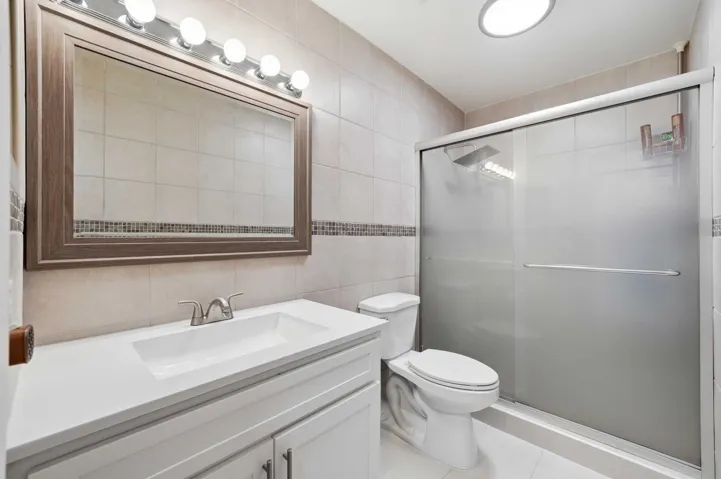 Upstairs Full Bathroom