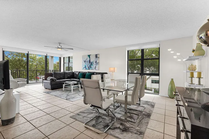 Extra spacious living room/dining area