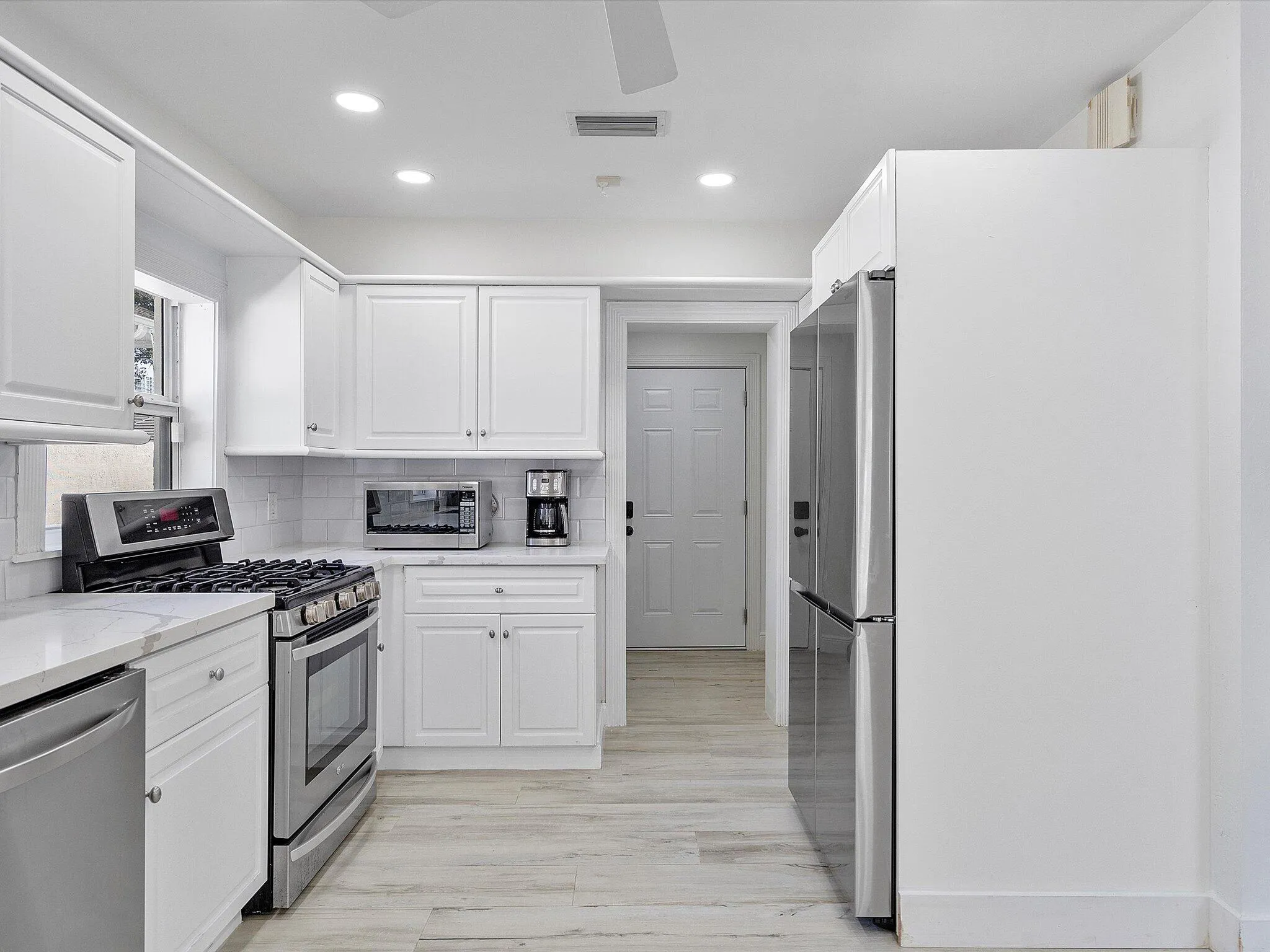 10-411 Poinciana Dr_010