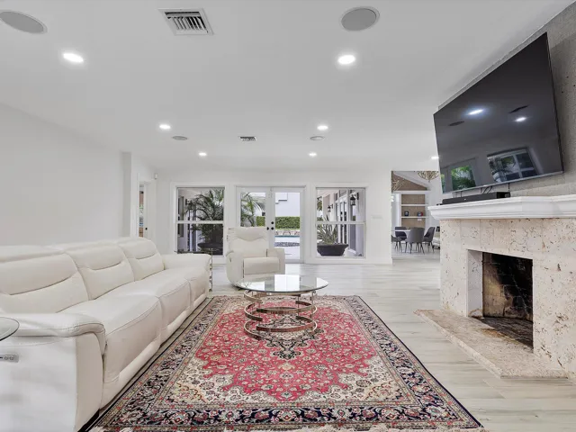 01-411 Poinciana Dr_001