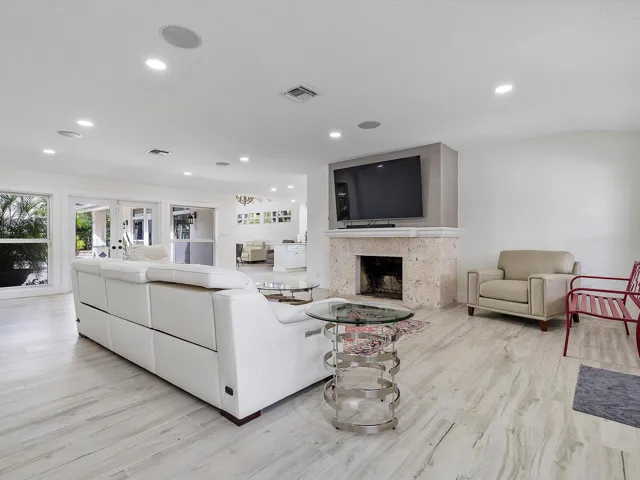 02-411 Poinciana Dr_002