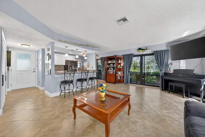livingkitchen1.jpg-FULL