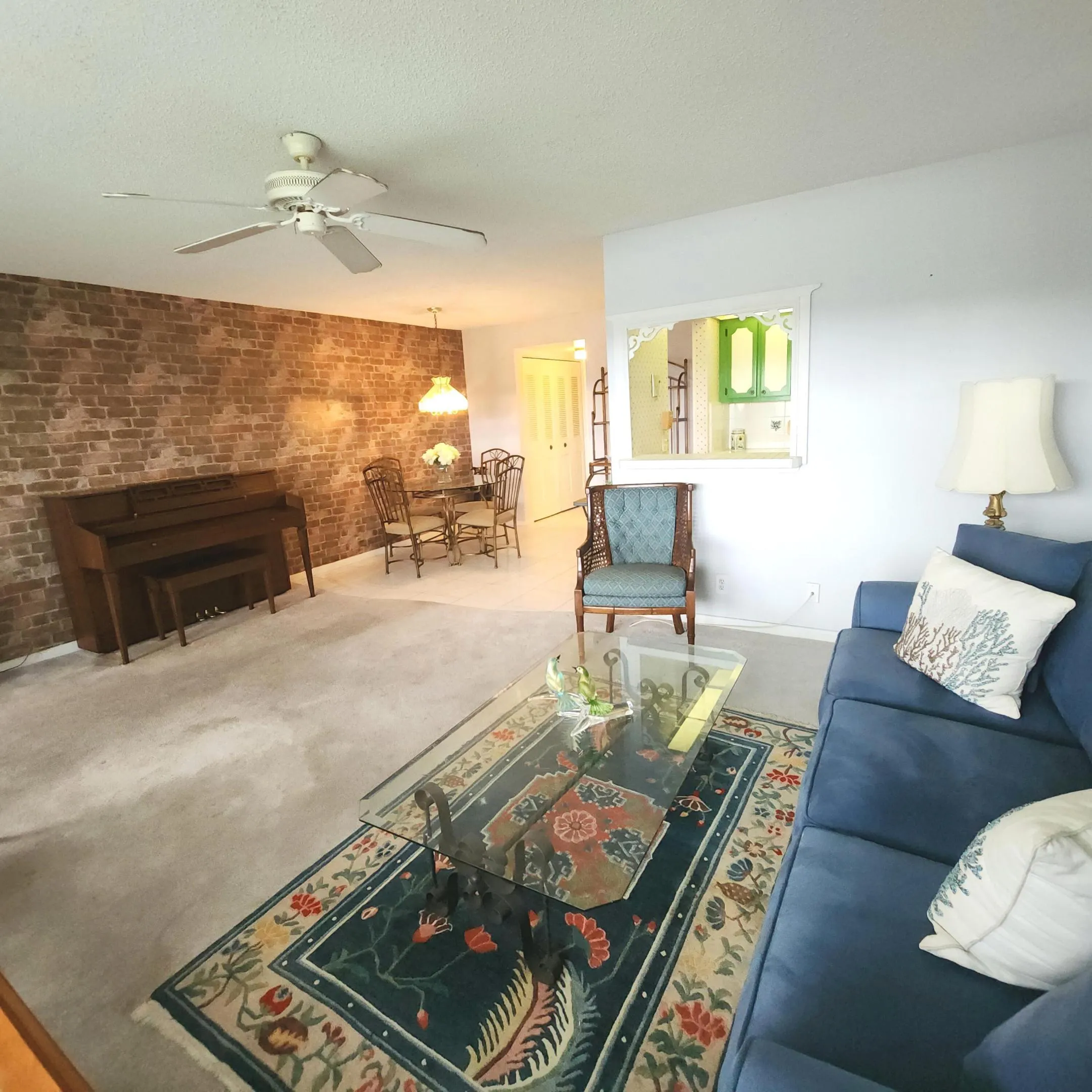 living area to dinning area