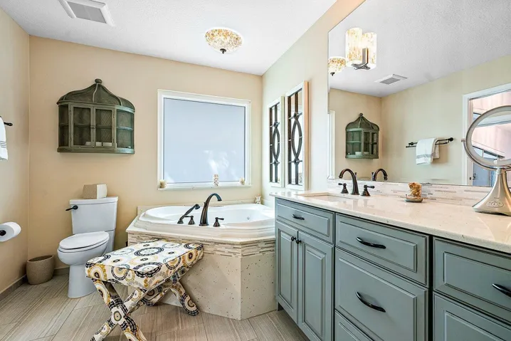 Master bath with Jacuzzi tub