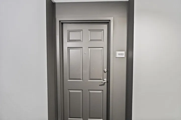 Door 1022