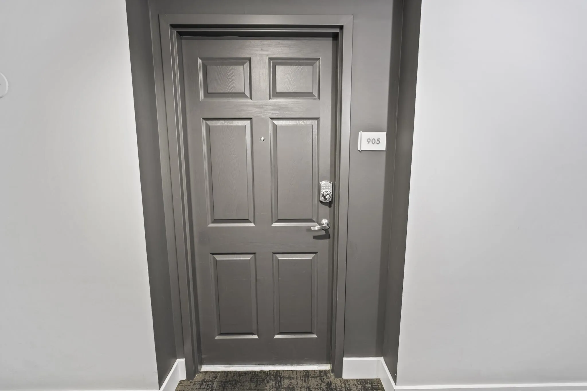 Door 905