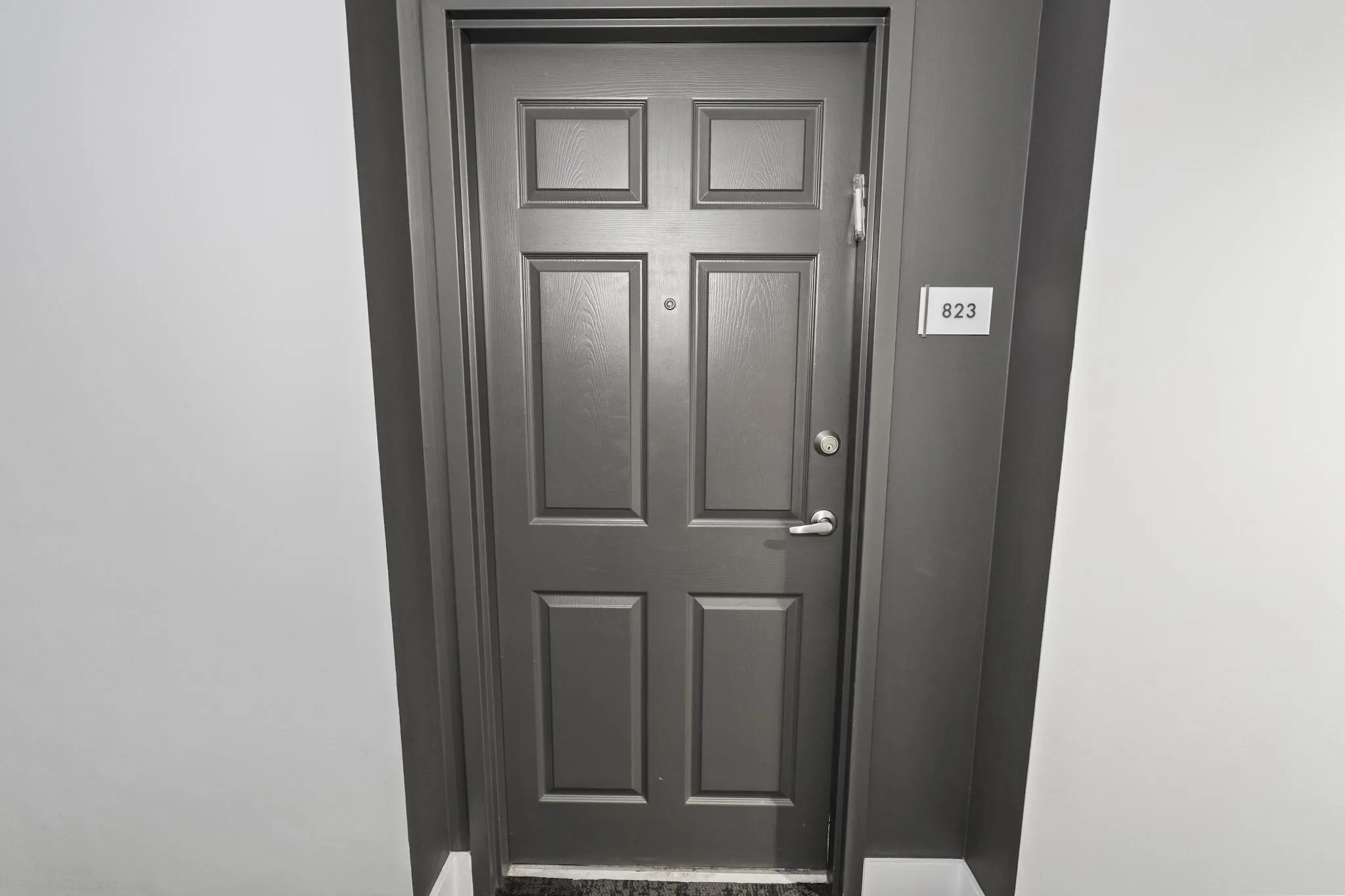 Door 823