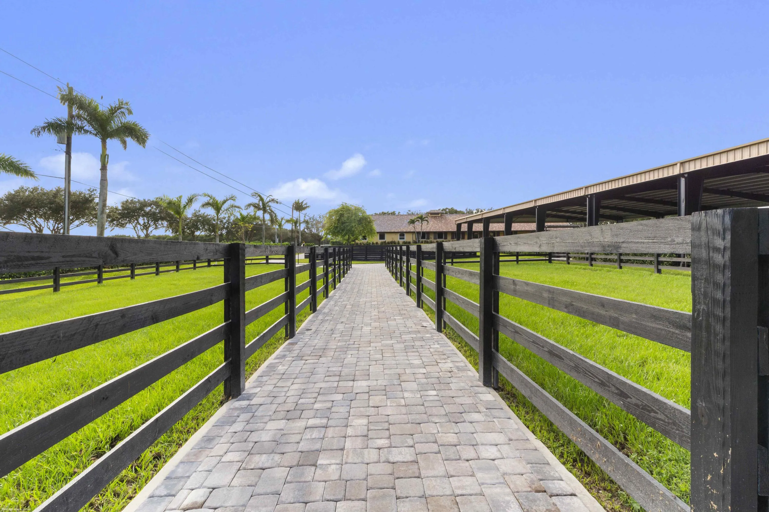 4985 Stables Way 086
