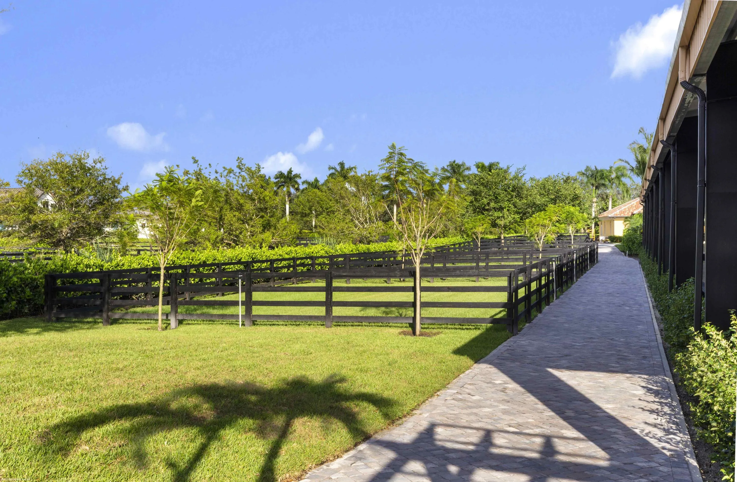 4985 Stables Way 082