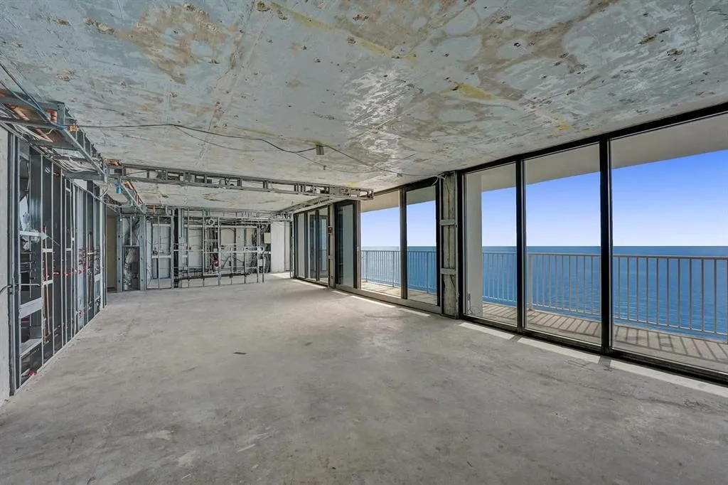 LIVING/DINING AREA
