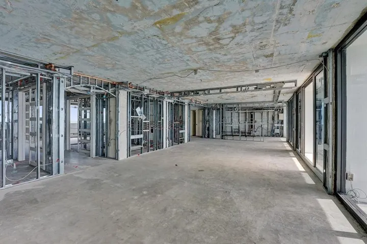 LIVING/DINING AREA