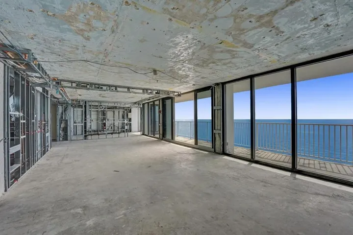 LIVING/DINING AREA