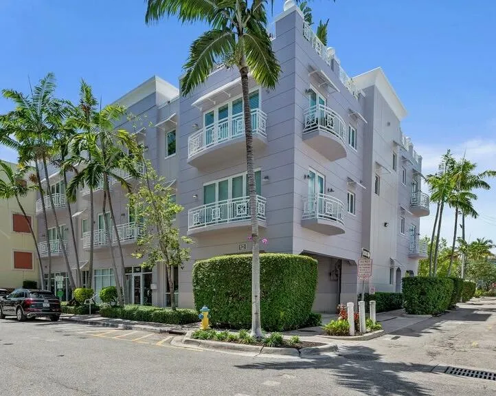 12 SE 1st AVe