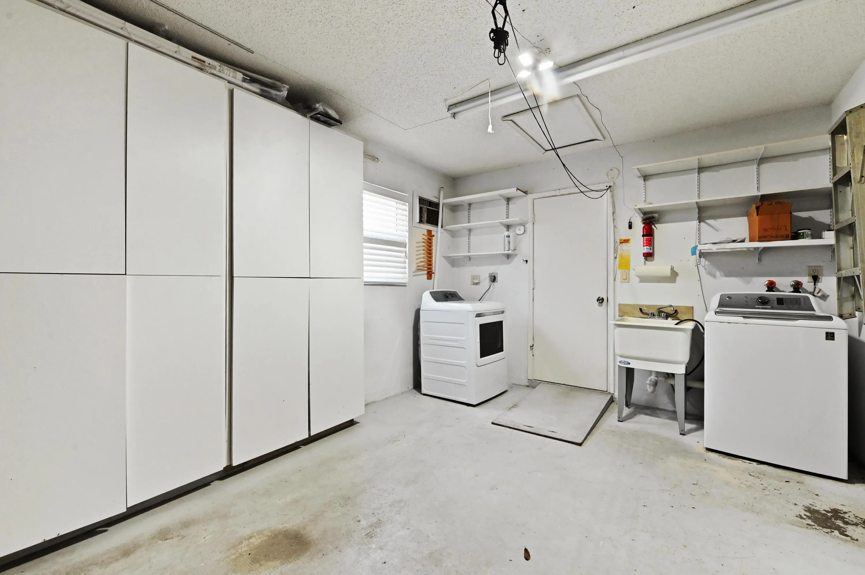 16 Garage and Laundry 01