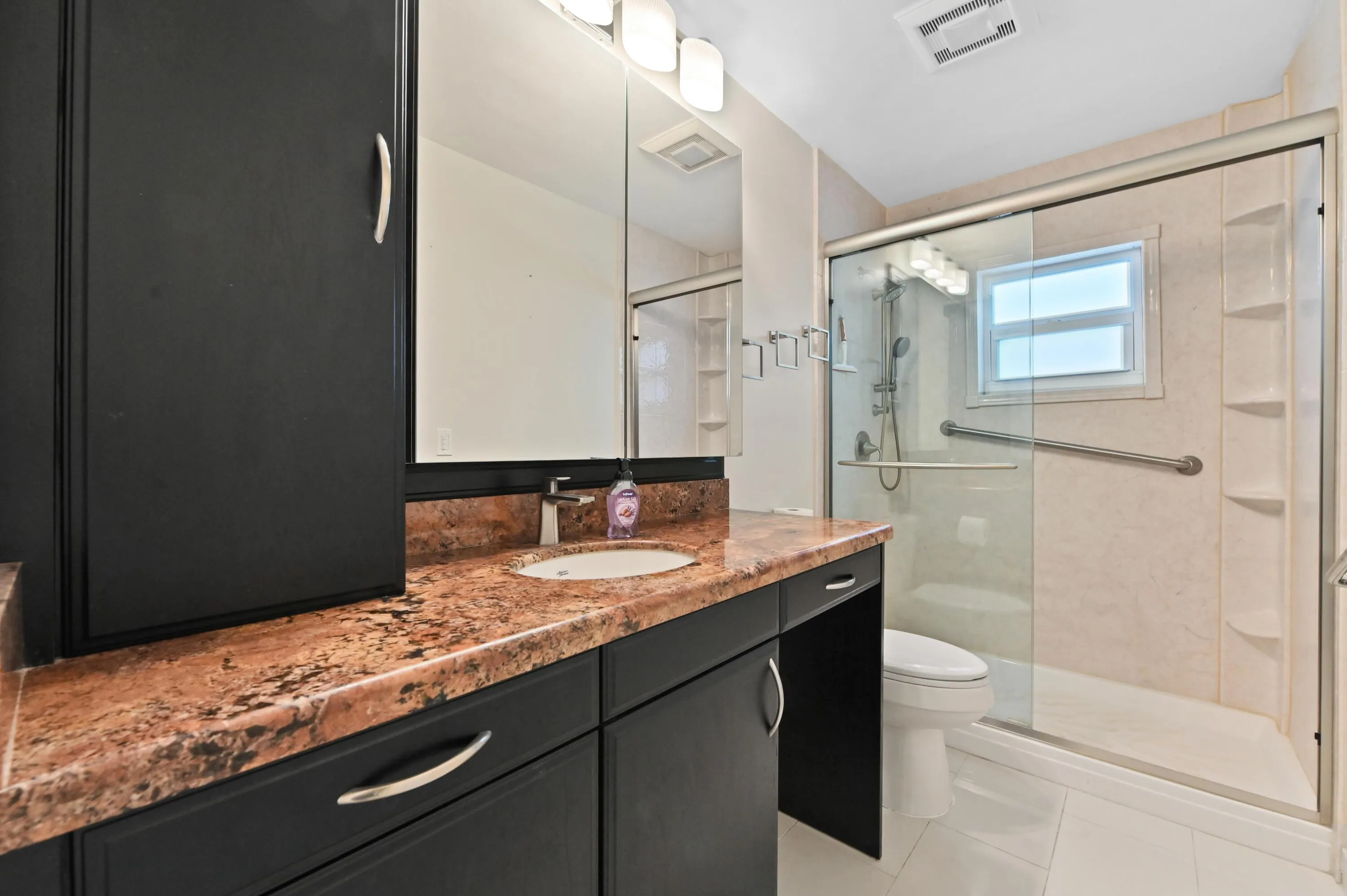 18 Bathroom 01