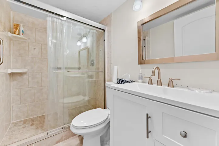 20 Bathroom 03