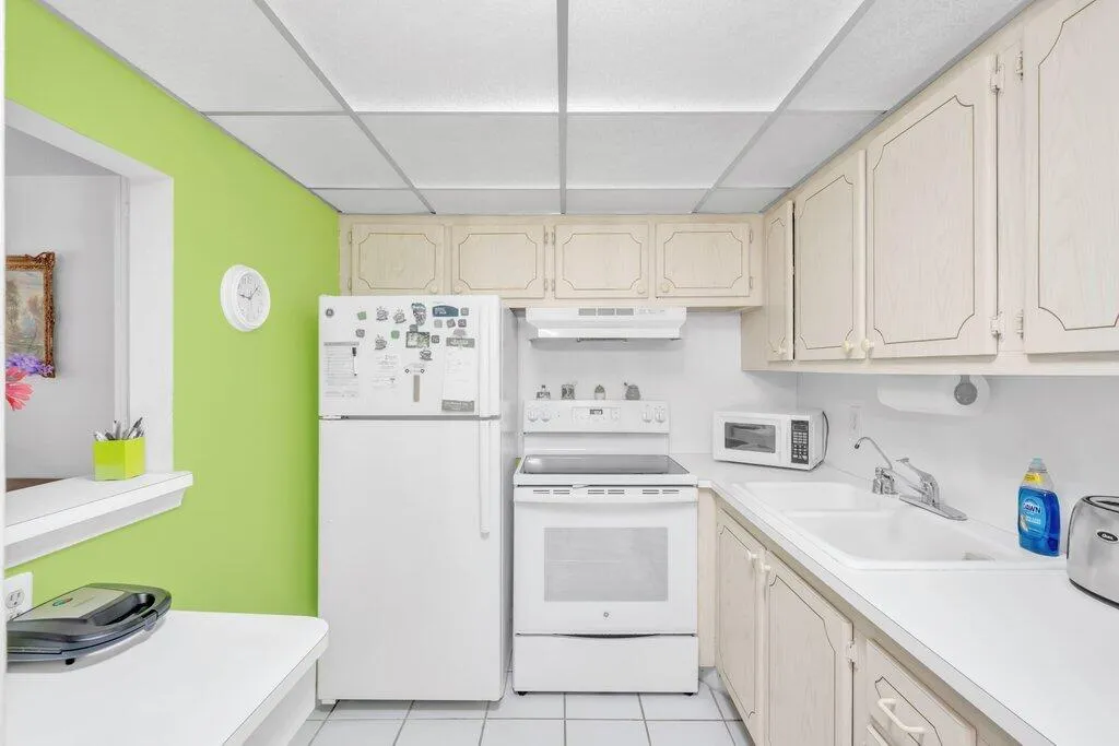 Kitchen.2.jpeg-SMALL