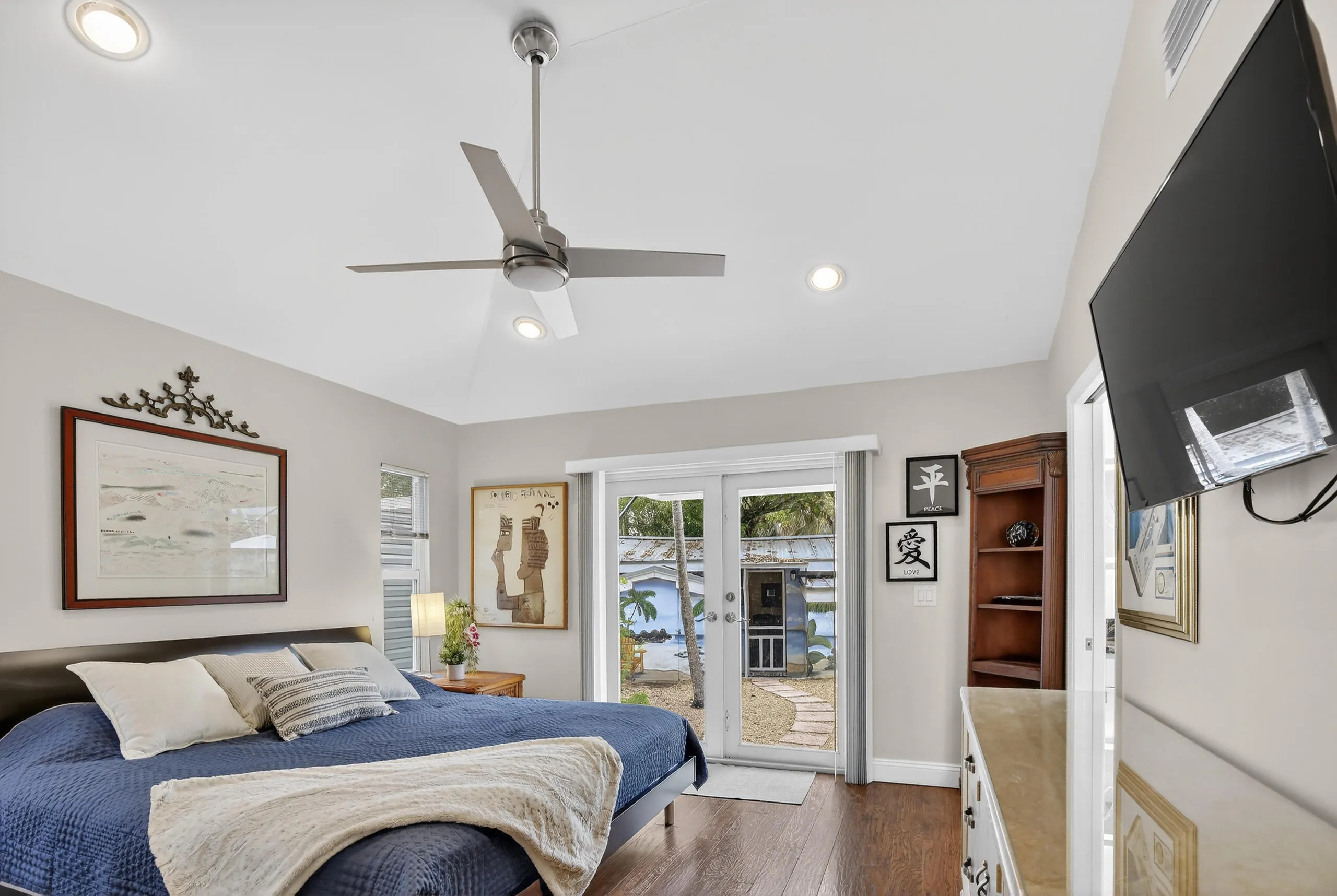 Vaulted ceiling , ceiling van & recessed lights.