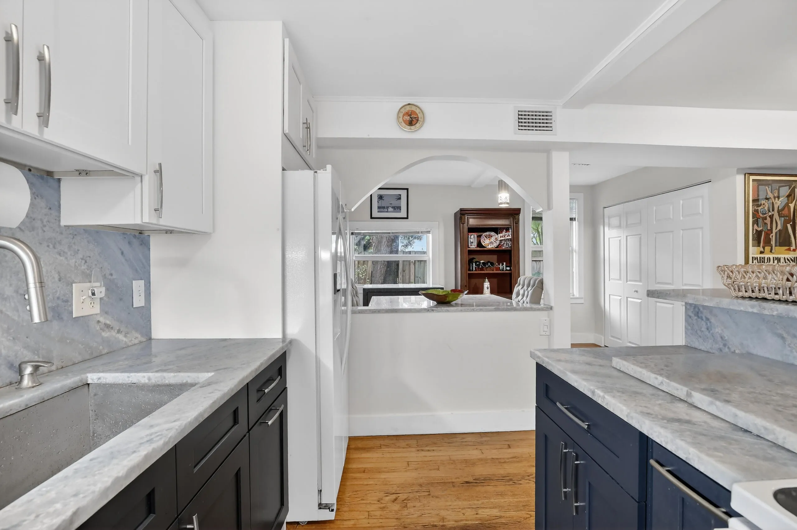 Kitchen upgraded with wood cabinets, quarts counter tops. Work done in 2025