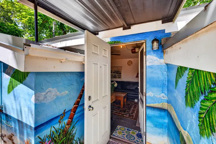 Detached studio/garage