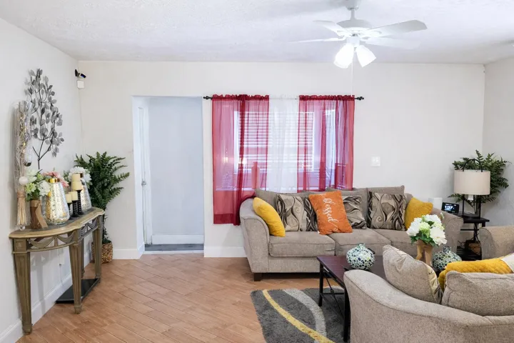 Bright and cozy living room decor