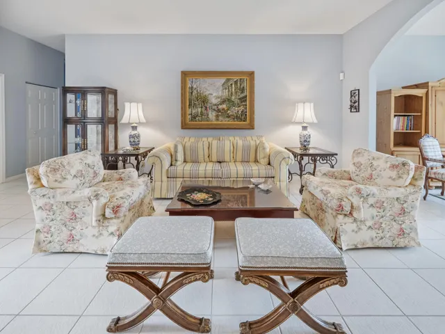 SPACIOUS LIVING ROOM