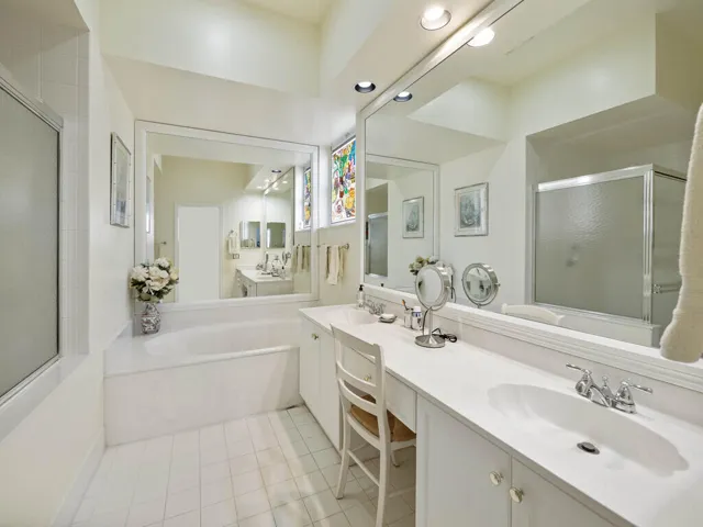 OWNER'S ENSUITE BATH