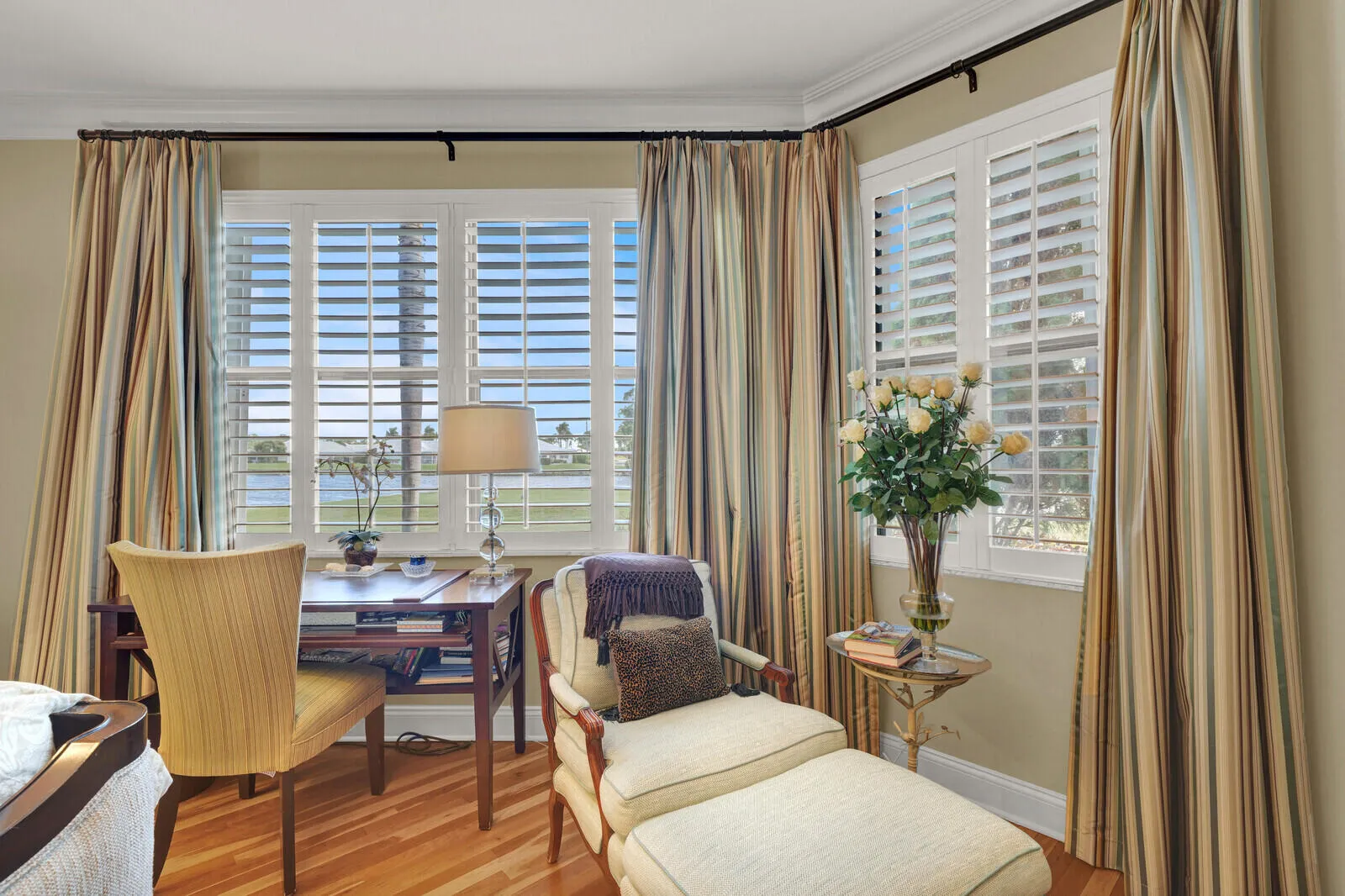 Sitting area with waterfront/golf views