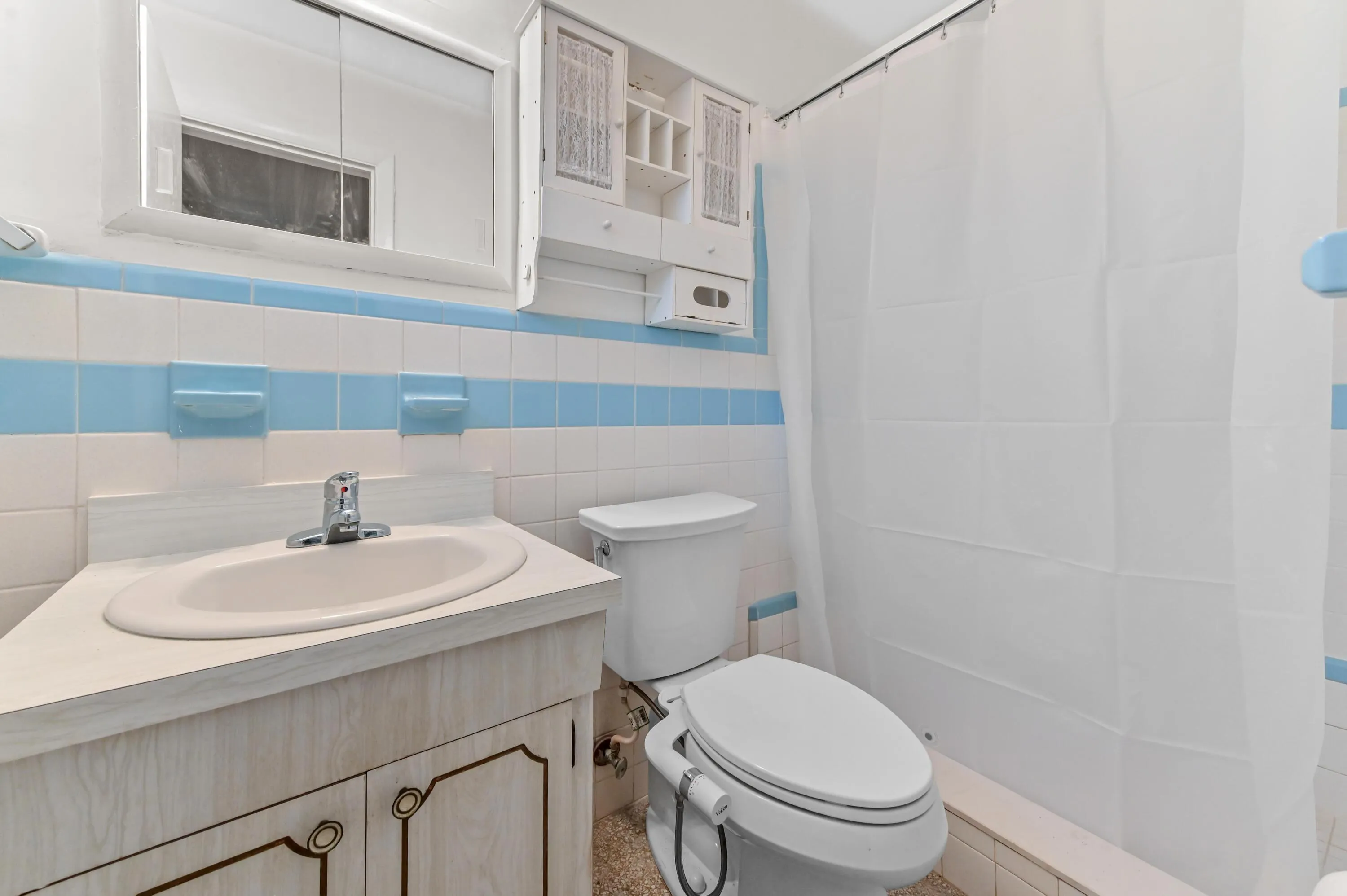 22 Bathroom 01