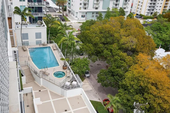 View of pool & jacuzzi