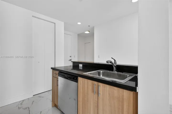 Stainless steel appliances & granite top