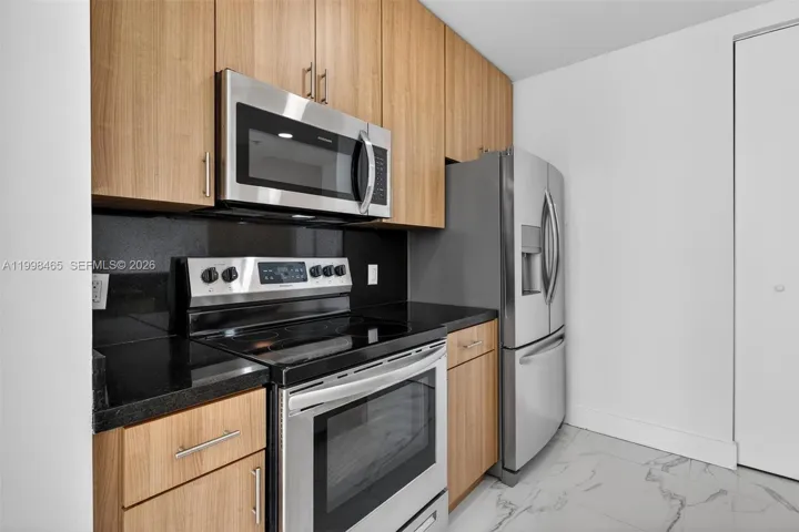 Stainless steel appliances & granite top