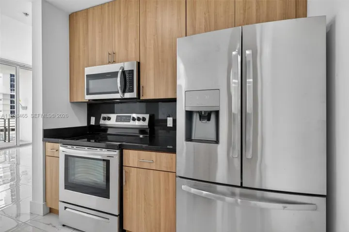 Stainless steel appliances & granite top