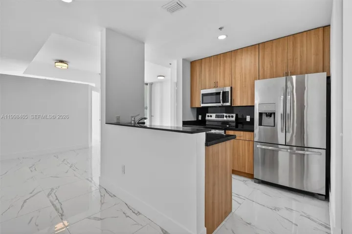 Stainless steel appliances & granite top