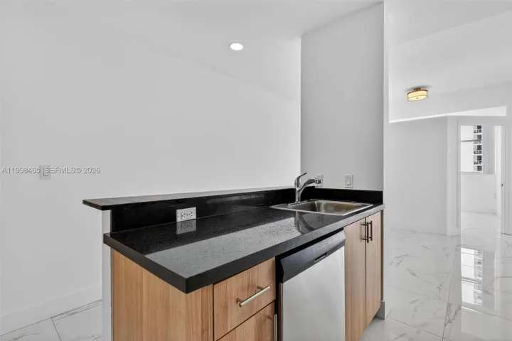 Stainless steel appliances & granite top