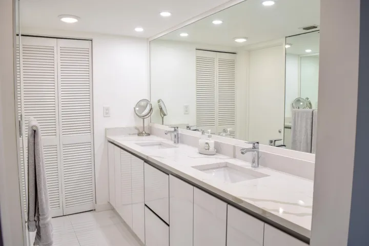 12. Apartment - Master Bathroom (1)