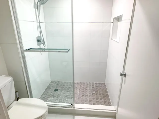 13. Apartment - Master Bathroom (2)