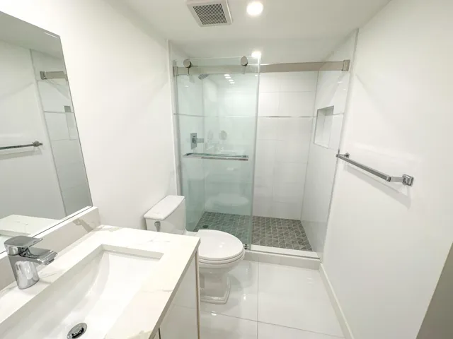 18. Apartment - Guest Bathroom (1)