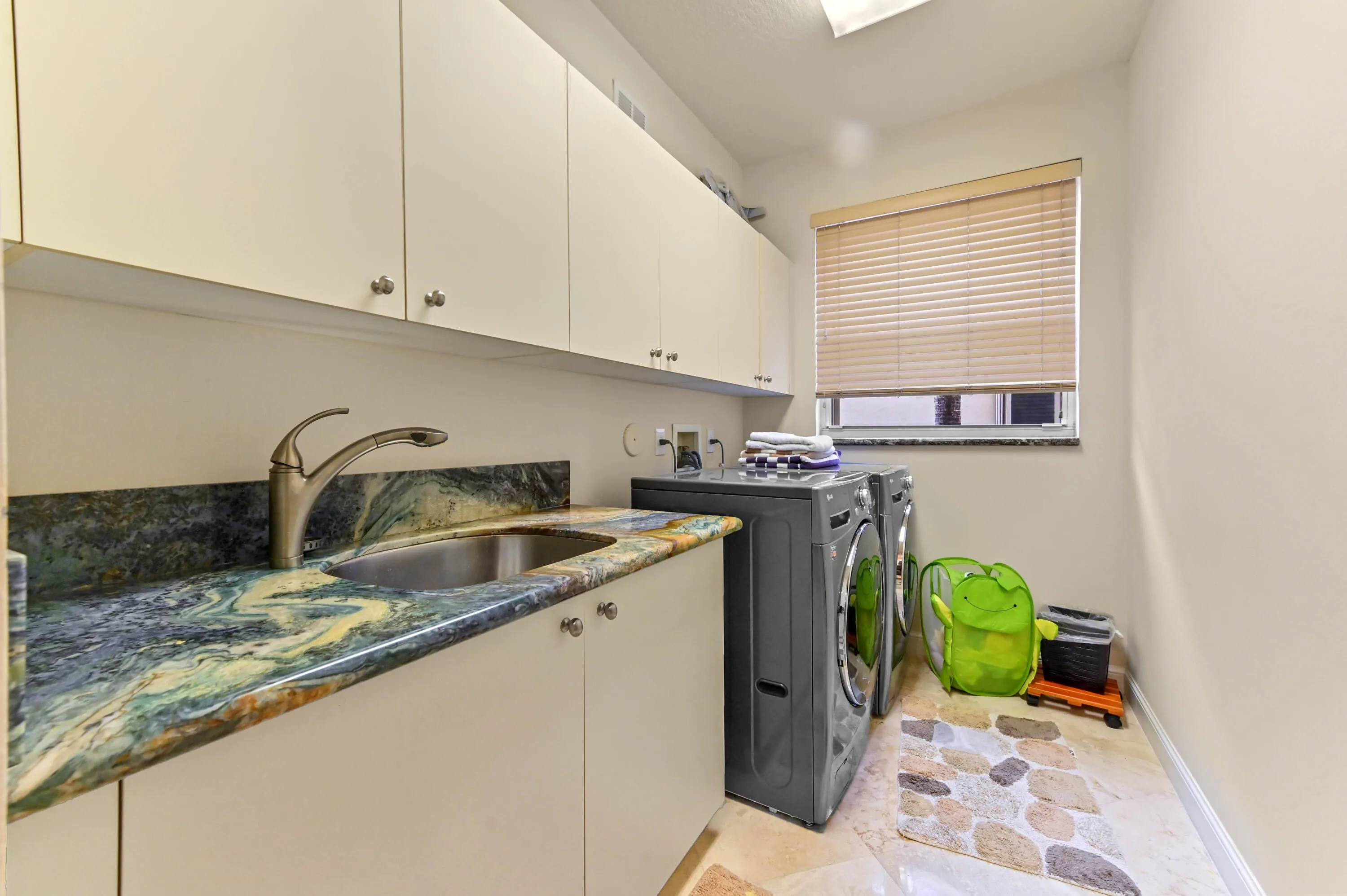 27 Laundry room 01