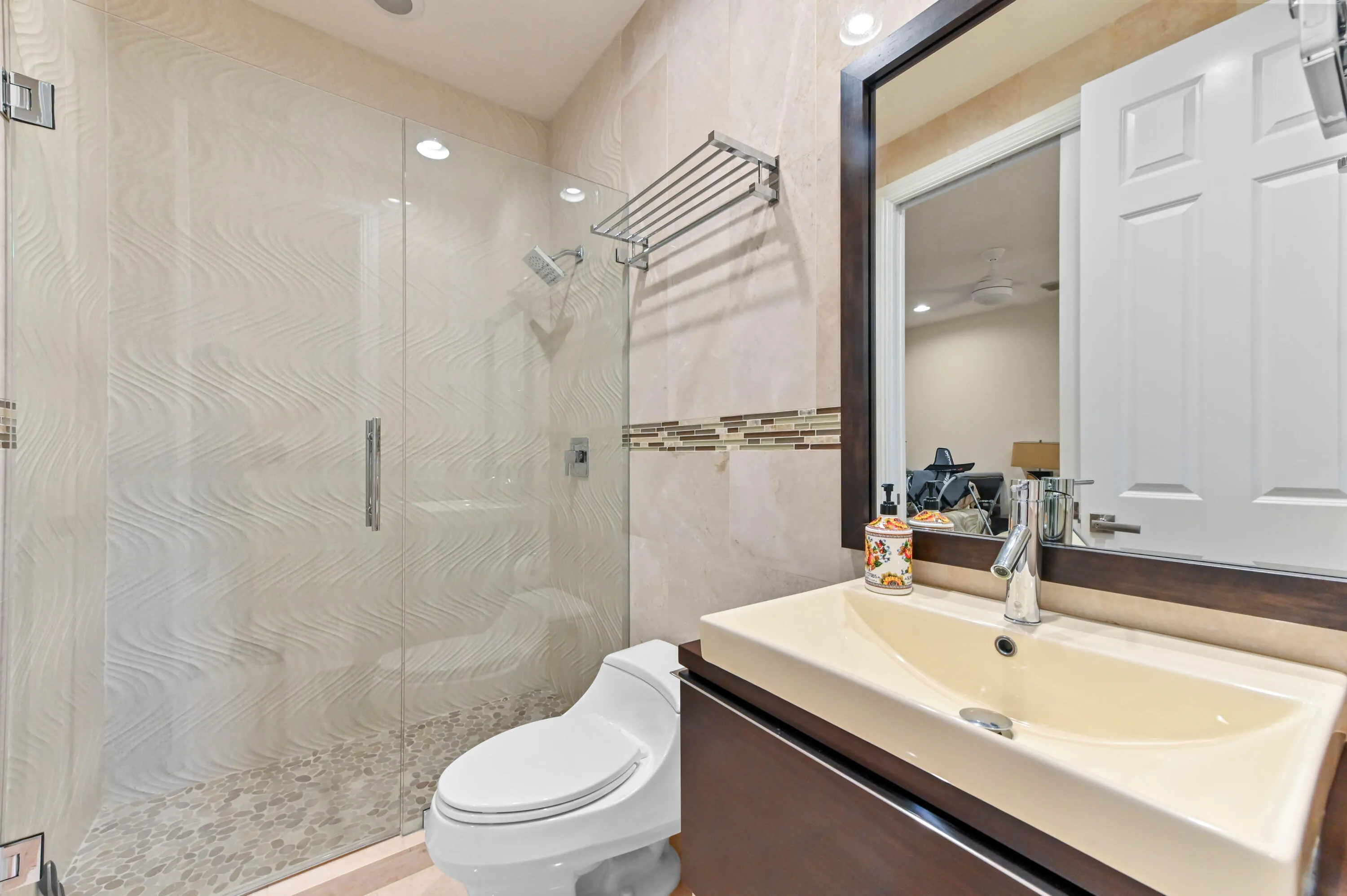 25 Bathroom 01