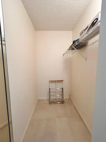 GUESTWALK IN CLOSET