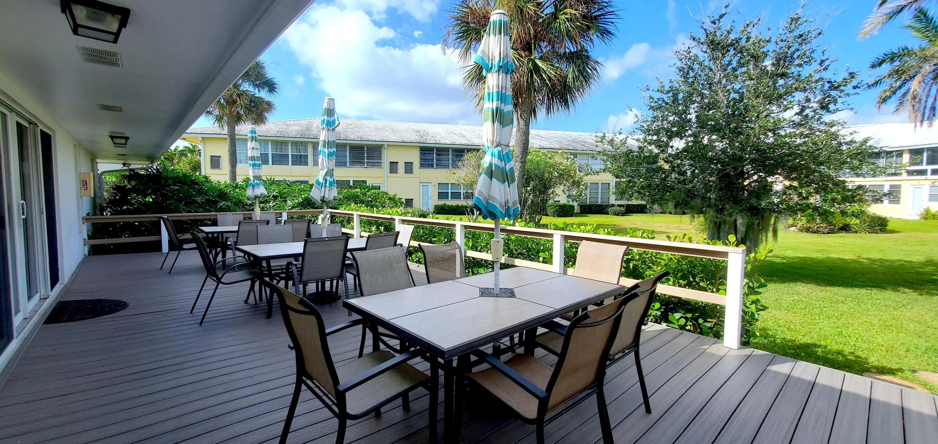 Clubhouse Grill area1